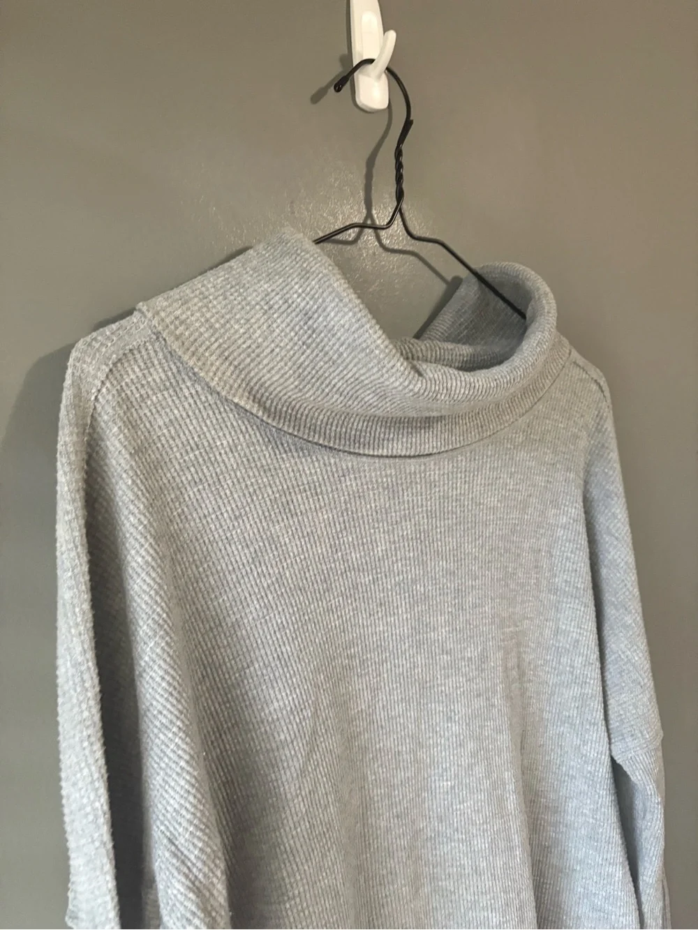 TNA by Aritzia Gray Waffle Knit Cowl Neck Long Sleeve Top Size Medium - Picture 2 of 9